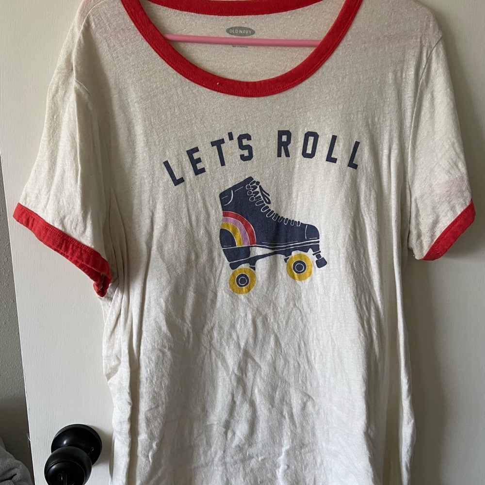 Old navy XXL Graphic T-shirt with rollerskate on it